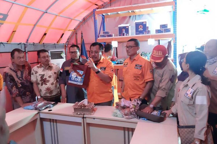 Kepala BPBD Jatim, Heru Tjahjono (tengah) di posko induk Bencana Hidrometeorologi Jatim, Selasa (7/1/2020).
