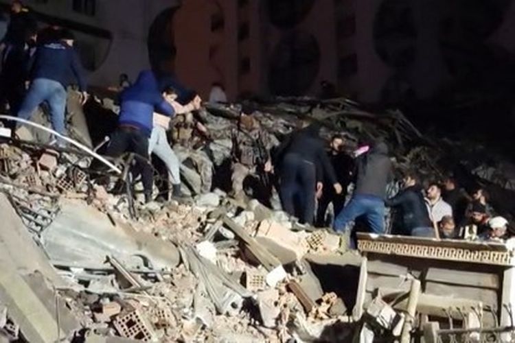 Dalam rekaman video dari AFP TV yang diambil pada 6 Februari 2023, tim penyelamat mencari korban gempa Turkiye bermagnitudo 7,8 yang melanda Diyarbakir, Turkiye tenggara, meratakan bangunan di beberapa kota dan menyebabkan kerusakan di negara tetangga Suriah. 