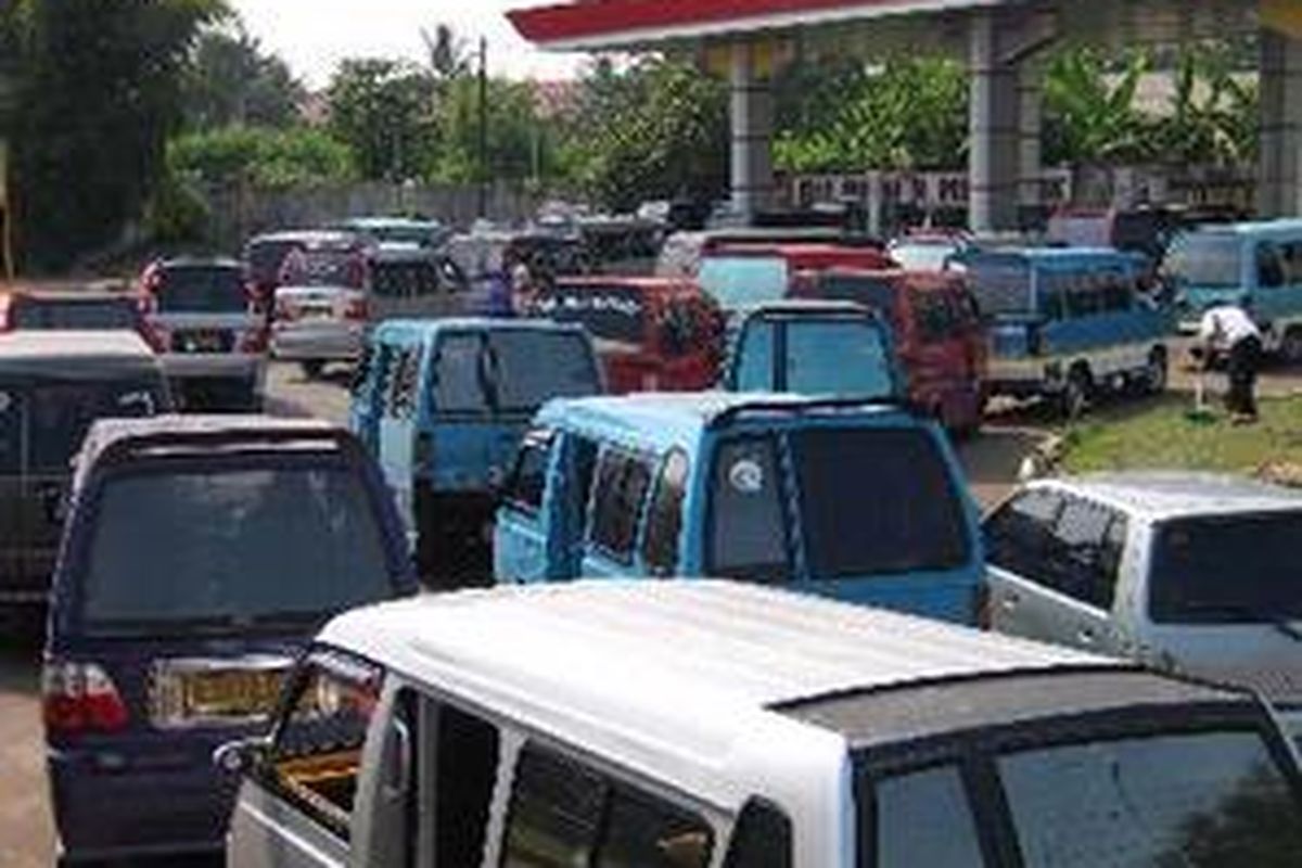 Pemandangan antrean kendaraan pada sebuah SPBU di Kota Cilegon.