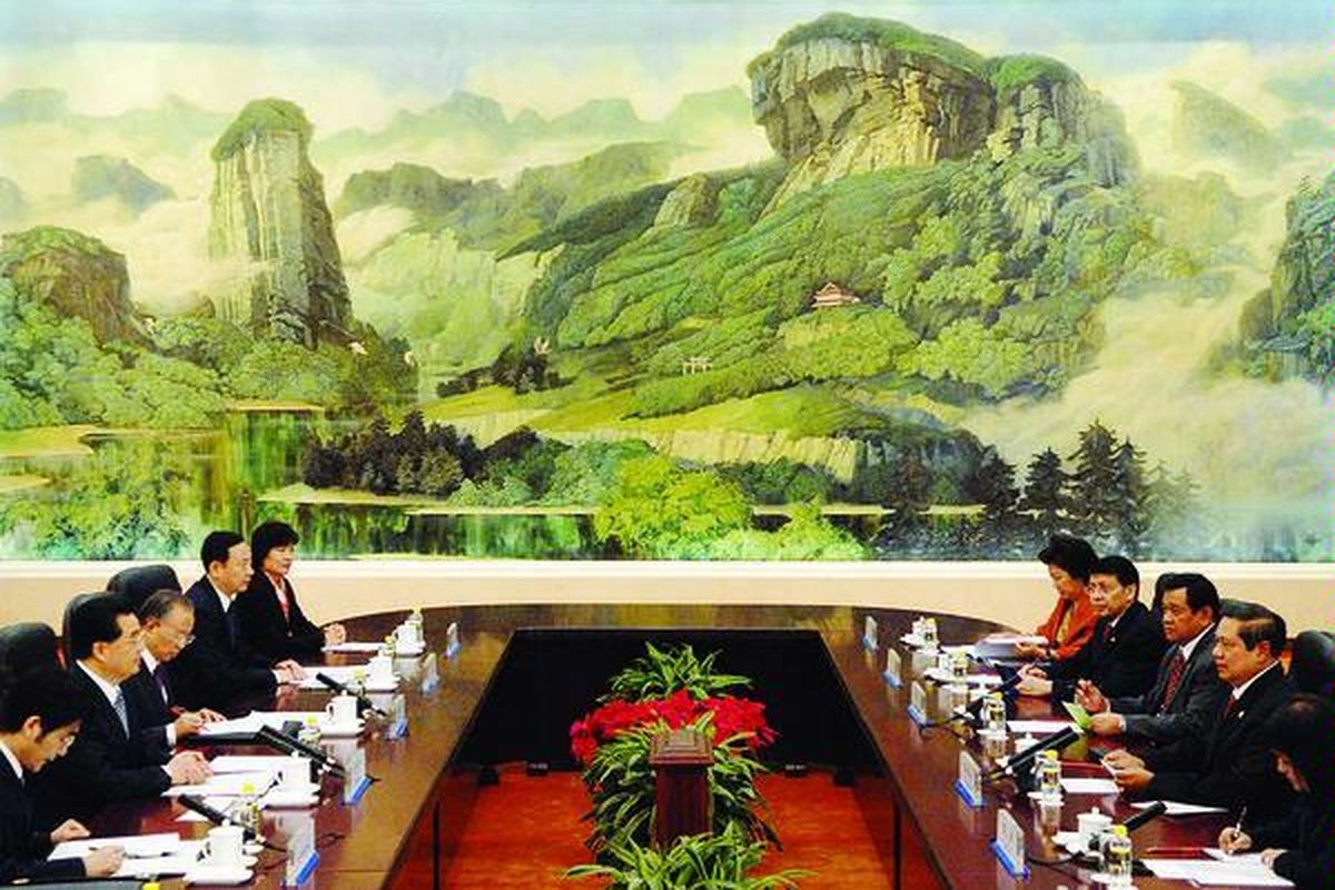 Presiden Susilo Bambang Yudhoyono (kedua dari kanan) dan Presiden China Hu Jintao (kedua dari kiri) dalam pertemuan di Balai Rakyat di Beijing, China, Kamis (23/10).  