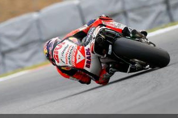 Pebalap LCR Honda, Stefan Bradl, menikung di Sirkuit Brno pada balapan GP Ceko, Minggu (25/8/2013).