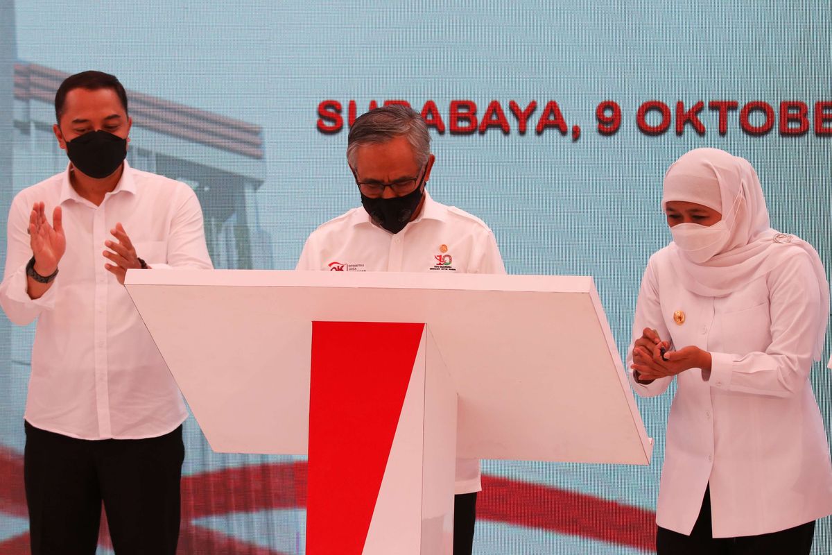 Ketua Dewan Komisioner Otoritas Jasa Keuangan (OJK) Wimboh Santoso (tengah) bersama Gubernur Jawa Timur Khofifah Indar Parawansa (kanan) dan disaksikan Wali Kota Surabaya Eri Cahyadi (kiri) menandatangani prasasti saat pencanangan pembangunan gedung OJK Regional 4 Jawa Timur di Jalan Gubernur Suryo, Surabaya, Jawa Timur, Sabtu (9/10/2021). Pembangunan gedung OJK Regional 4 Jawa Timur tersebut diharapkan akan semakin menguatkan sinergi yang kolaboratif dan koordinatif dari seluruh pemangku kepentingan dalam mendorong peningkatan kesejahteraan masyarakat di Jawa Timur. ANTARA FOTO/Didik Suhartono/foc.