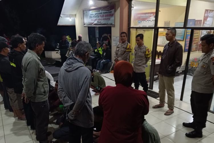 Remaja yang hendak perang sarung dijemput orangtuanya di Polsek Bandungan Kabupaten Semarang, Jumat (22/3/2024) malam.