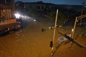 Banjir Medan Lumpuhkan Fly Over Amplas, Pengendara Terjebak, Cari Jalur Alternatif