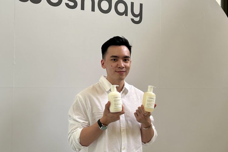 Hairstylist, Trichologist sekaligus Founder of Woshday, Rey Nathanael dalam Grand Launch of Woshday di Jakarta Selatan, Selasa (11/11/2025).