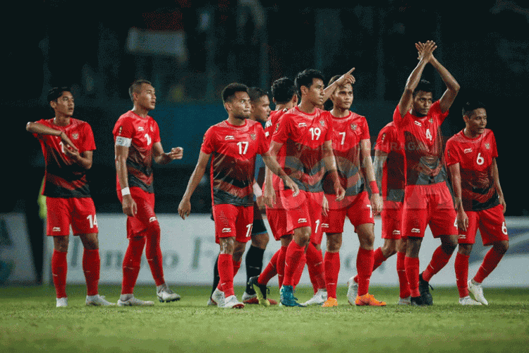 Para pemain Timnas U-23 Indonesia membalas apresiasi penonton seusai laga melawan Hong Kong di Stadion Patriot Candrabhaga, 20 Agustus 2018. 