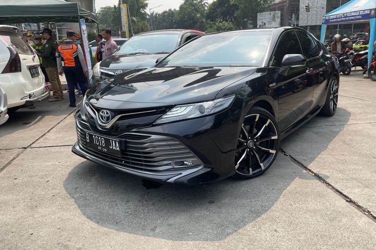 Toyota Camry hybrid 2020 ini dinyatakan lulus setelah menjalani uji emisi di loksi razia di Terminal Blok M