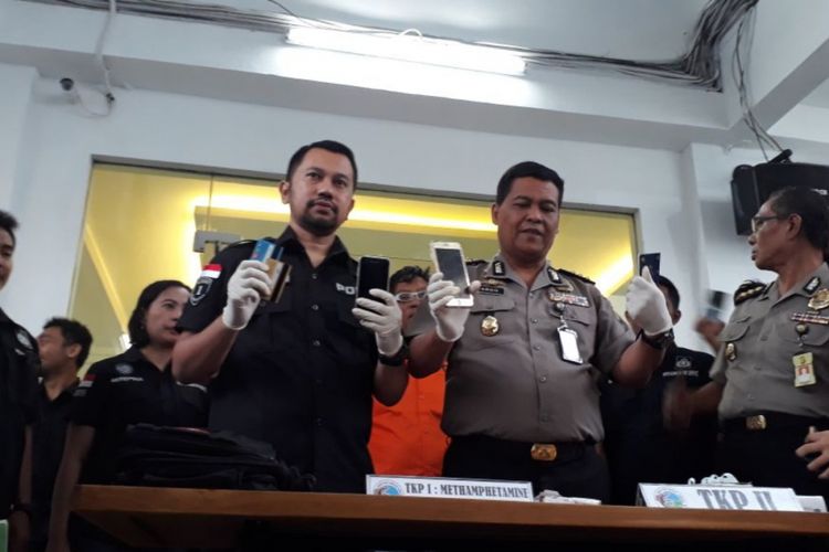 Polisi menunjukkan barang bukti kasus dugaan penyalahgunaan narkotika yang menjerat Roro Fitria di Polda Metro Jaya, Jakarta Selatam, Kamis (15/2/2018).