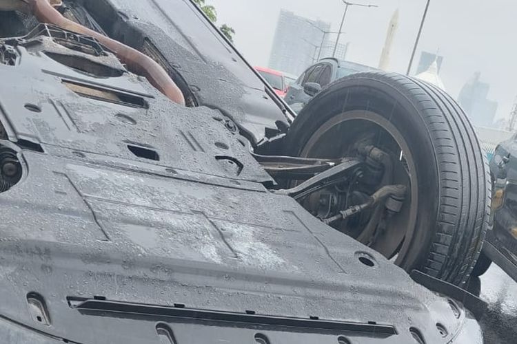 Potret mobil Audi yang terbalik di Jalan Layang Non Tol (JLNT) Antasari, Jakarta Selatan