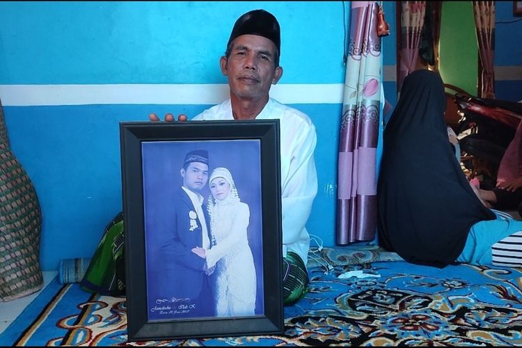 Jono menunjukan foto pasutri Jamaludin dan Ilah Kustilah, yang menjadi korban tewas Laka Maut Mobil Dinas Bupati Kuningan, Acep Purnama, Selasa (4/4/2023)