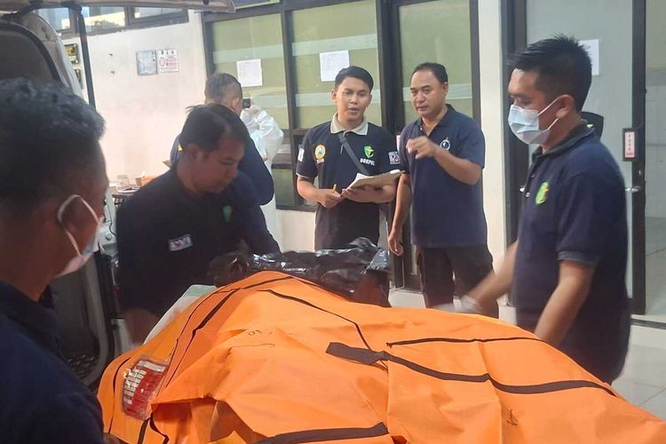 Tim DVI menerima kantong jenazah korban Ponpes Al Khoziny Sidoarjo, Senin (6/10/2025). BNPB pada Sabtu (11/10/2025), melaporkan bahwa 50 jenazah korban ponpes Al Khoziny teridentifikasi, 11 lainnya masih diproses tim DVI Polri.