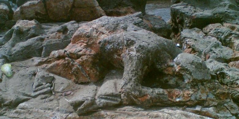 Batu Malin Kundang di pesisir Pantai Air Manis, Kota Padang, Sumatera Barat.