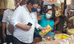 Operasi Pasar di Salatiga, Jateng, Airlangga Hartarto Disambut Histeris Emak-emak