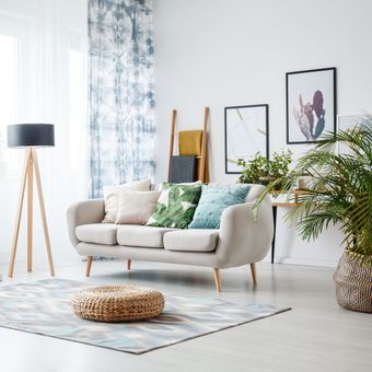 Ilustrasi ruang keluarga bergaya minimalis.
