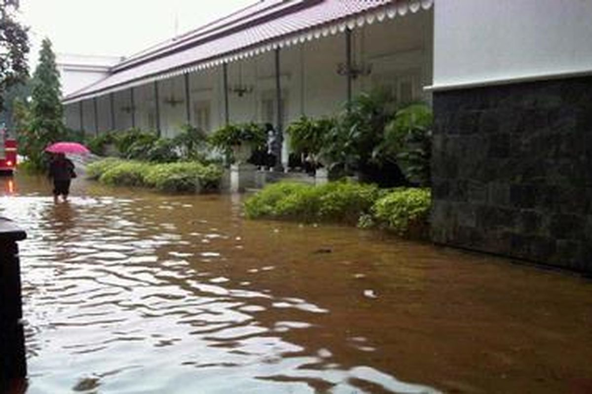 Balai Kota DKI Jakarta, Kamis (17/1/2013), juga tergenang. Banjir bahkan sudah menggenangi sejumlah ruangan.