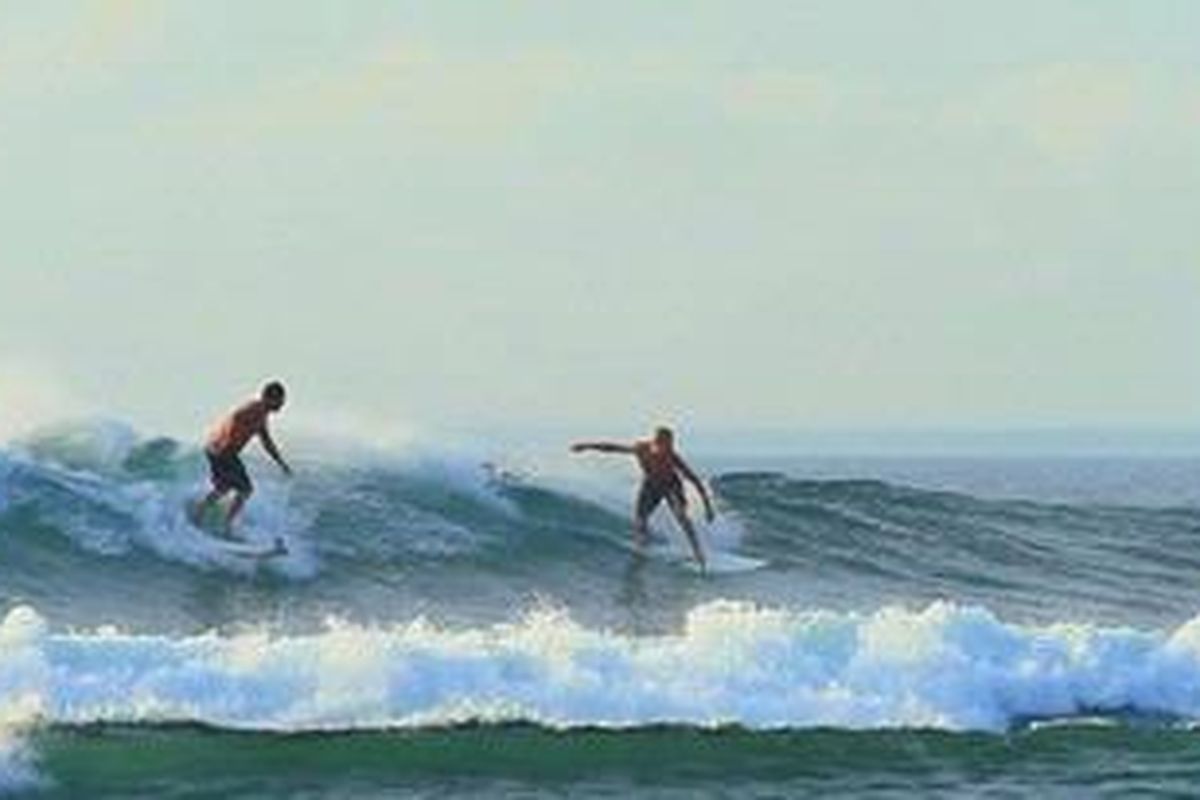 Wisatawan sedang berselancar di Pantai Plengkung, Banyuwangi, Jawa Timur.