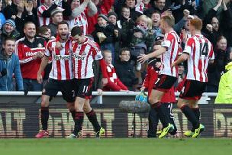 Bek Sunderland, Phillip Bardsley saat merayakan golnya ke gawang Manchester City di Stadium of Light, Minggu (10/11/2013). Sunderland berhasil menang 1-0 pada laga tersebut. 