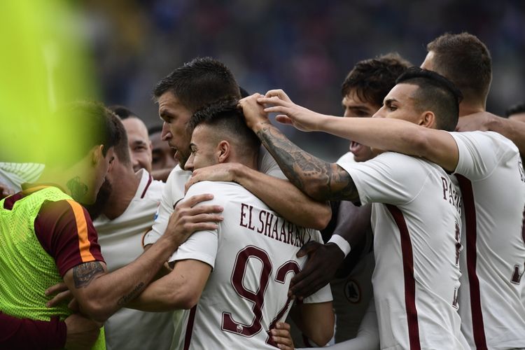 Para pemain AS Roma merayakan gol Stephan El Shaarawy ke gawang Chievo Verona pada partai Serie A - kasta teratas Liga Italia - di Stadion MarcAntonio Bentegodi, Sabtu (20/5/2017).