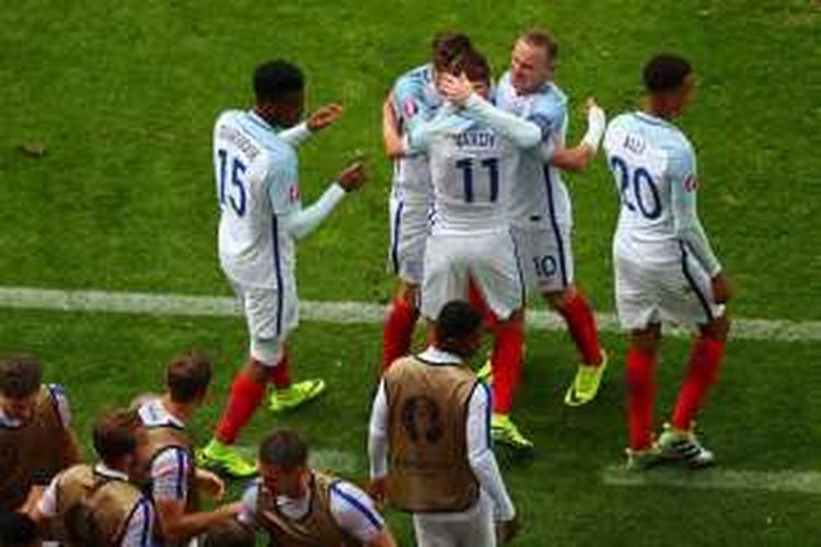 Penyerang Inggris,  Jamie Vardy, merayakan golnya bersama rekan-rekannya seusai mencetak gol ke gawang Wales pada pertandingan Grup B Piala Eropa 2016 di Stade Bollaert-Delelis, Lens, Kamis (16/6/2016). 