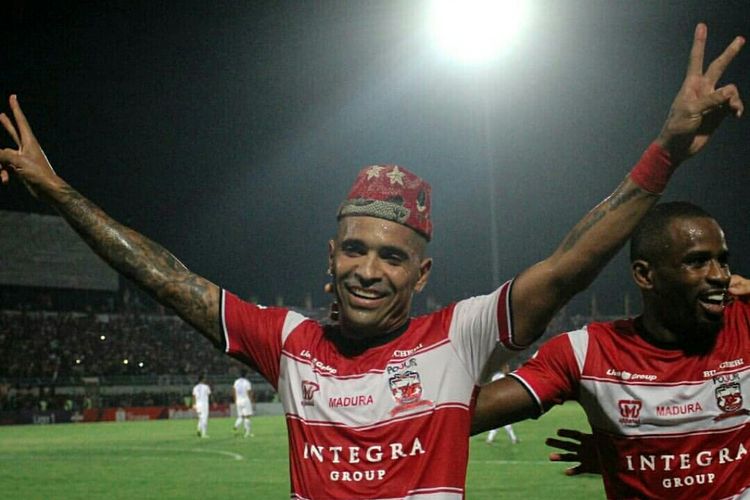 Pencetak gol kedua Madura United, Alberto Goncalves saat melawan Persib Bandung pada Pekan 22 Liga 1 2019 yang berakhir dengan skor 2-1 di Stadion Gelora Bangkalan, Jawa Timur, Sabtu (05/10/2019) malam.