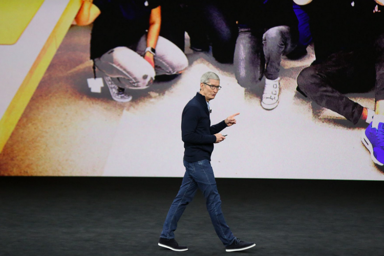 CEO Apple, Tim Cook, di atas panggung peluncuran di Steve Jobs Theatre, Cupertino, California, AS. 