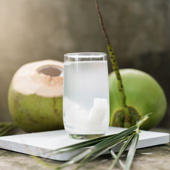 Ilustrasi manfaat air kelapa.