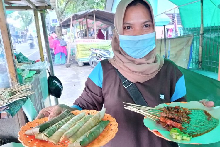 Sate Bulayak, salah satu makanan khas Lombok yang bisa ditemui di kawasan Narmada, Kabupaten Lombok Barat.