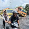 Truk Terperosok di Lokasi Banjir Jalan Lintas Sumatera, Evakuasi Tunggu Lalin Sepi