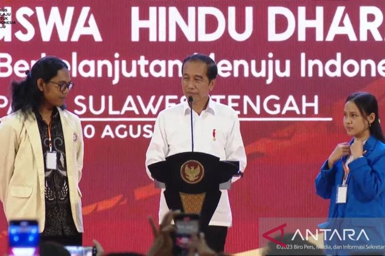 Tangkapan layar Presiden Joko Widodo bersama mahasiswa Kadek Febri dan mahasiswi Tirsya Riyani dalam acara Pembukaan Mahasabha XIII Kesatuan Mahasiswa Hindu Dharma Indonesia (KMHDI) 2023 di Palu Sulawesi Tengah, Rabu (30/8/2023). 