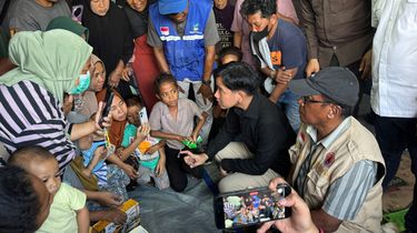 Gibran Turun Gunung ke NTT: Temui Pengungsi, Bantu Urus BPJS hingga Gendong Bayi Baru Lahir
