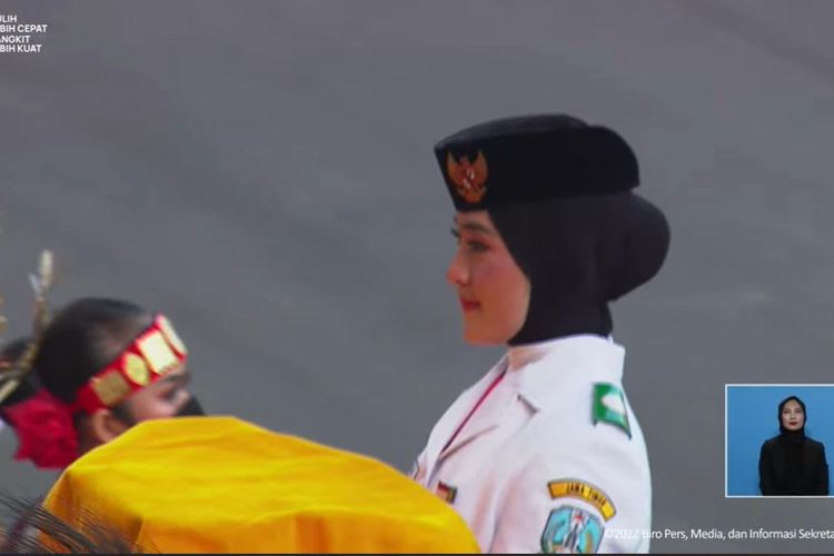 Ayumi Putri Sasaki saat memberikan bendera merah putih kepada Presiden Jokowi 
