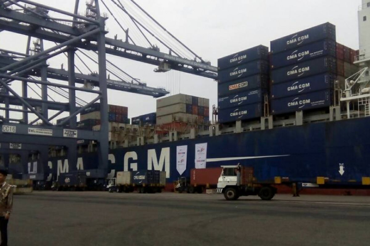 Kapal raksasa Otella berkapasitas 8.238 TEUs, yang dioperasikan maskapai pelayaran asal Perancis CMA-CGM, sandar di dermaga JICT, Pelabuhan Tanjung Priok, Jakarta, Minggu (23/4/2017). Kapal ini akan berangkat besok, dengan rute Jakarta-Los Angeles.