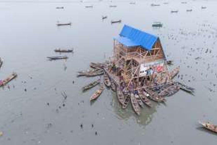 Beginilah bentuk sekolah terapung di kawasan Makoko, Lagos, Nigeria sebelum ambruk dihantam hujan deras.