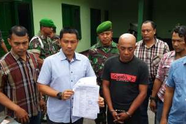 Suhartono, TNI gadungan yang juga ayah dari pemain Arema Cronus Syaiful Indra Cahya saat diamankan di Markas Kodim 0833 Kota Malang, Sabtu (23/7/2016)