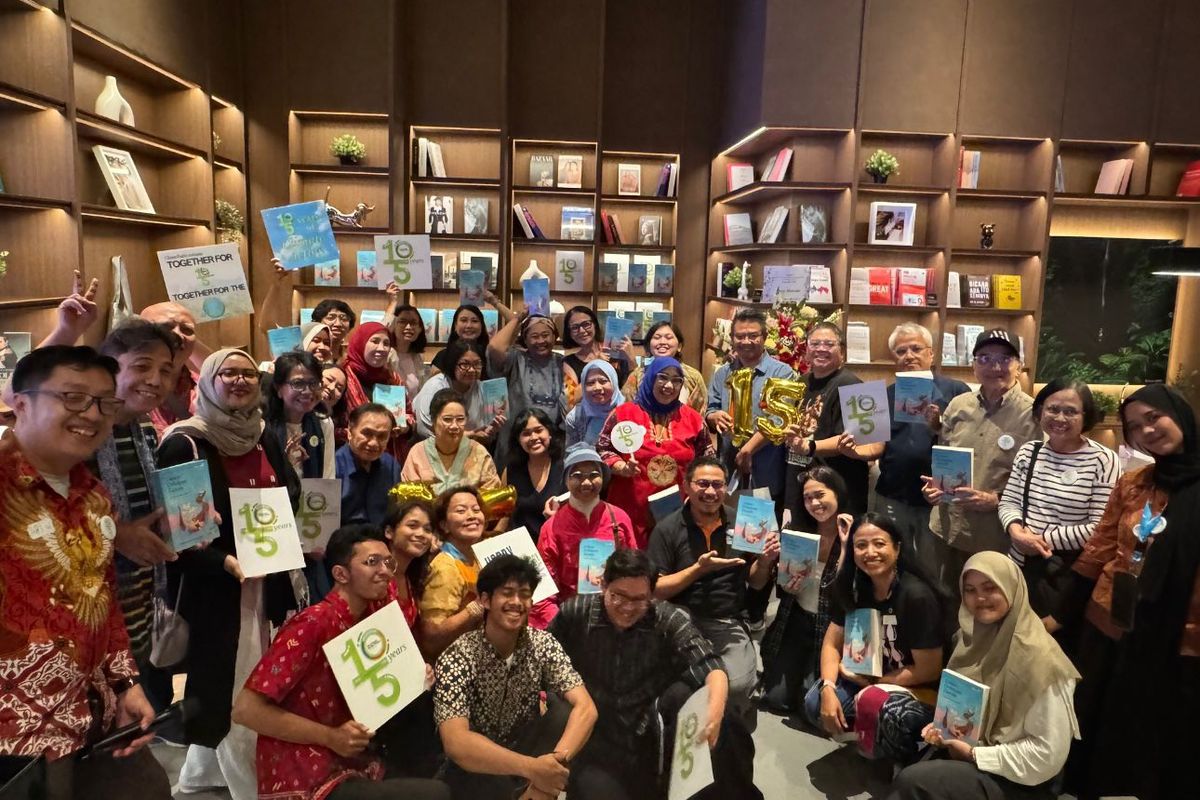 Manager The Climate Reality Indonesia, Amanda Katili Niode meluncurkan buku Dalam Dekapan Zaman: Memoar Pegiat Harmoni Bumi pada 13 Oktober 2024 di Jakarta.