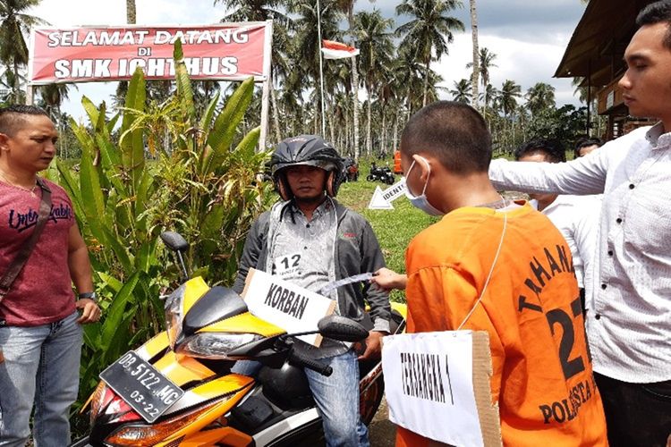 Rekonstruksi kasus guru SMK ditikam siswa. Tersangka FL saat menikam korban diadegan ke 12, Senin (28/10/2019) pukul 12.24