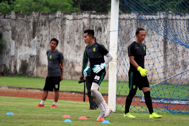 Penjaga gawang musim 2020 Persebaya Surabaya Angga Saputra (tengah) latihan perdana di Lapangan Jenggolo Sidoarjo, Jawa Timur, Selasa (28/01/2020) sore.