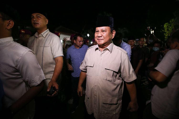Prabowo Subianto melayat almarhum Presiden ke-3 Republik Indonesia, Bacharudin Jusuf Habibie di rumah duka di Patra Kuningan, Jakarta, Kamis (11/9/2019).  BJ Habibie meninggal akibat penyakit yang dideritanya.