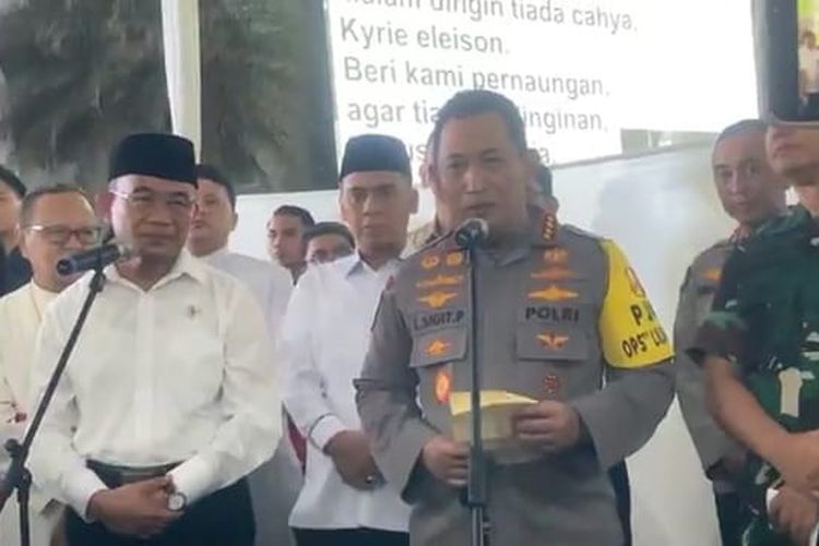 Kapolri Jenderal Listyo Sigit Prabowo menyatakan pihak kepolisian, TNI, dan sejumlah organisasi masyarakat (Ormas) siap mengamankan Hari Raya Natal Tahun 2023, Minggu (24/12/2023).