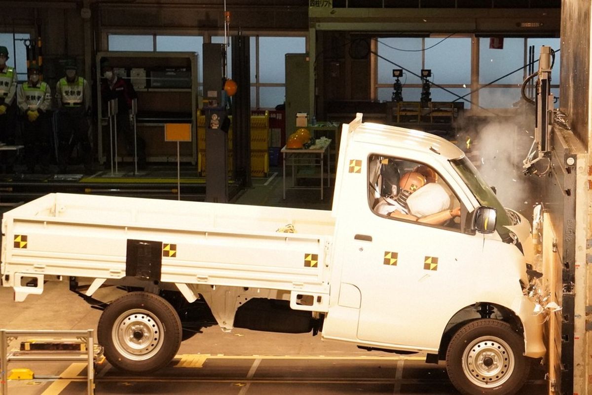 Tes tabrak Daihatsu Gran Max digelar oleh pemerintah Jepang untuk menguji kemampuan airbag