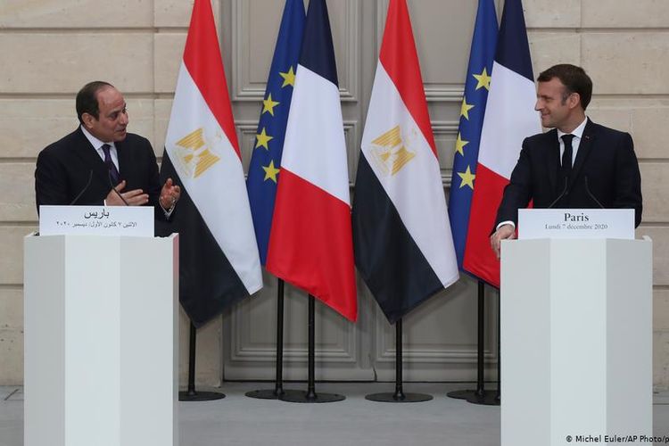 Presiden Prancis Emmanuel Macron (kanan) dan Presiden Mesir Abdel Fattah el-Sisi (kiri) dalam konferensi pers bersama di Paris, Perancis, Senin (7/12/2020).