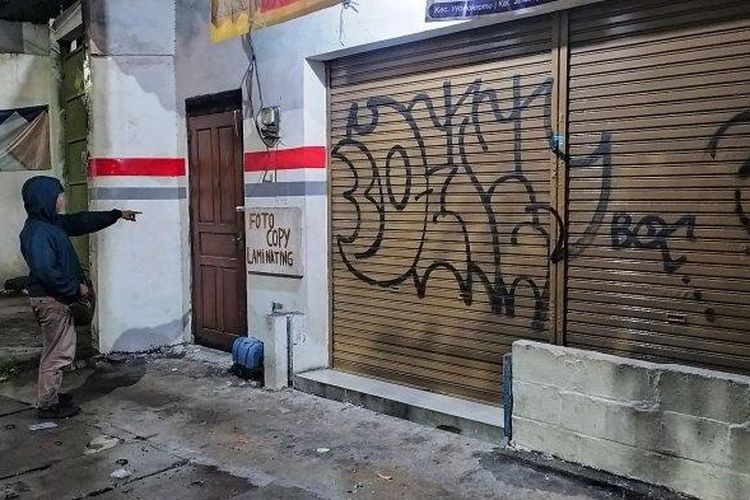 LOKASI KEJADIAN - Janda berinisial TJC umur 56 menjadi korban pencurian dan pelecehan dalam rumah tokonya di Jalan Simo Jawar, Sukomanunggal, Surabaya, Rabu (17/1/2024) sekitar pukul 01.00 WIB.