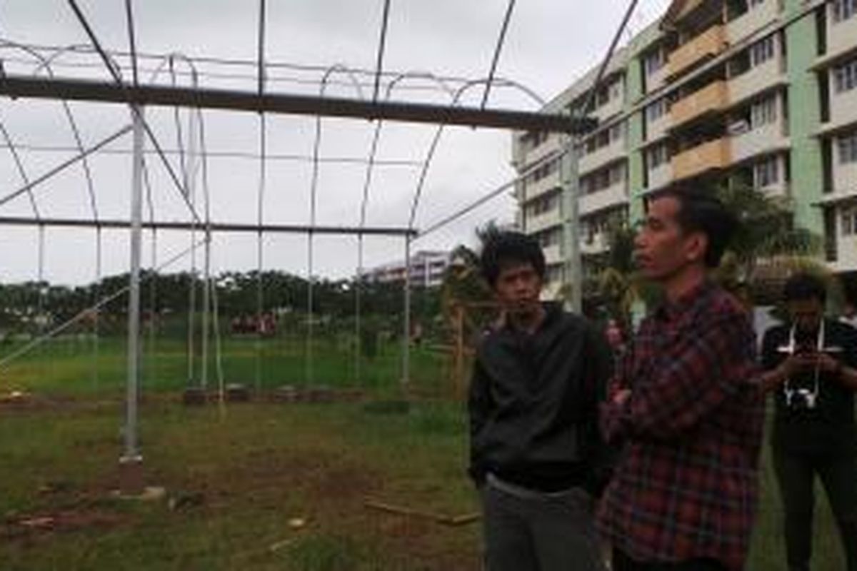 Gubernur DKI Jakarta Joko Widodo meninjau pembuatan rumah hidroponik di Rusun Marunda, Cilincing, Jakarta Utara, Minggu (2/2/2014).
