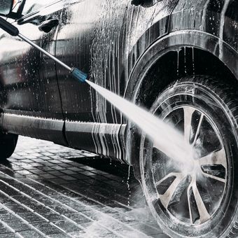 Ilustrasi mencuci mobil, usaha cuci kendaraan. 