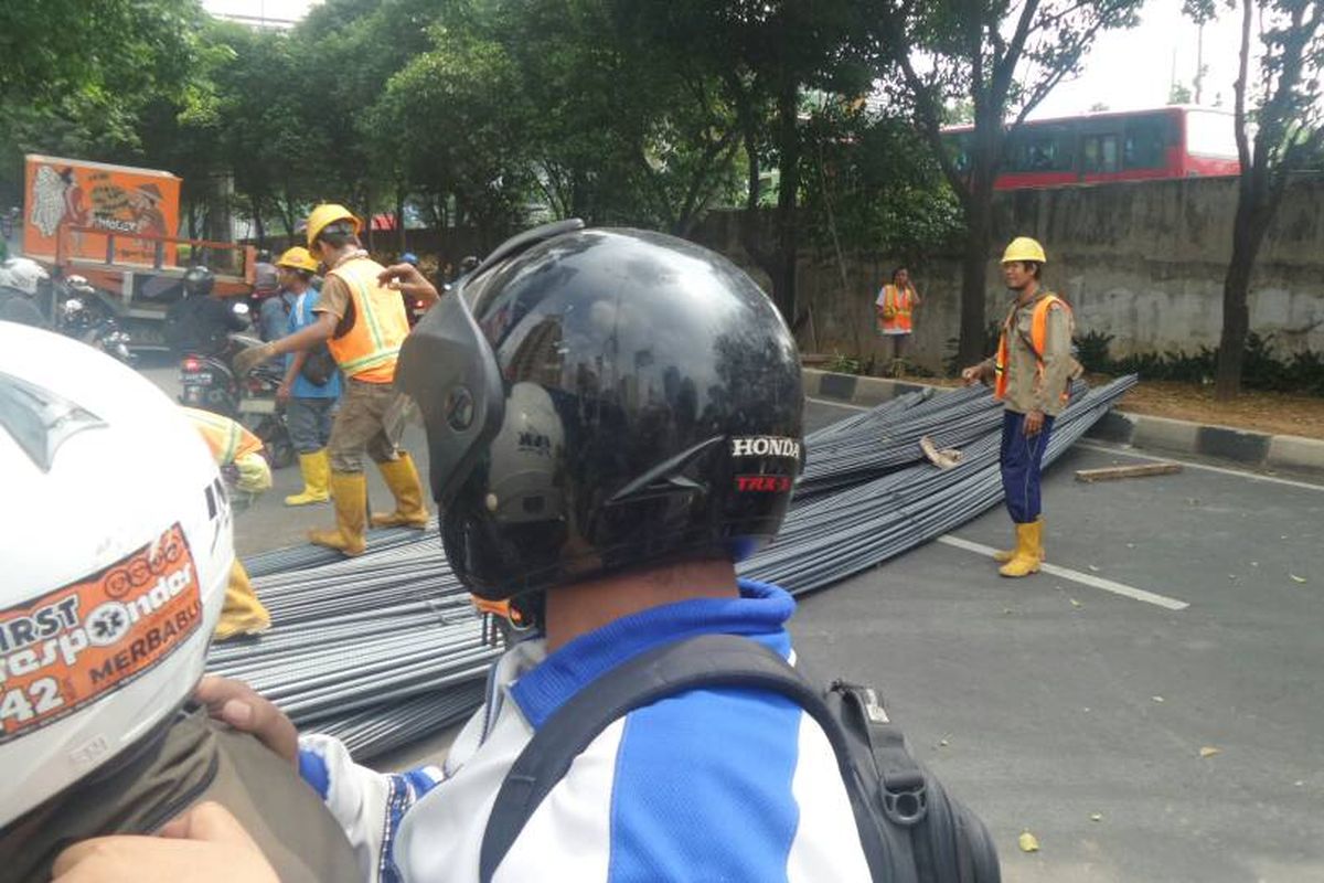 Tumpukan rangka besi menutup seluruh bagian jalan di depan Gedung Arkadia, Jalan TB Simatupang, Jakarta Selatan, Selasa (30/5/2017). Akibat hal tersebut, akses jalan tidak dapat dilalui kendaraan roda empat sehingga mengakibatkan kemacetan panjang.