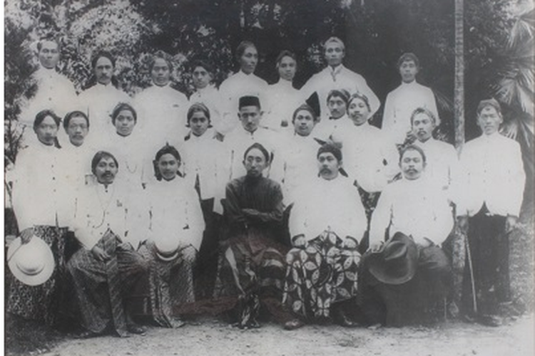Para pendiri organisasi Budi Utomo. Budi Utomo adalah organisasi yang terbentuk sebagai buah pelaksanaan politik etis yang paling dirasakan dalam pergerakan nasional bangsa Indonesia.