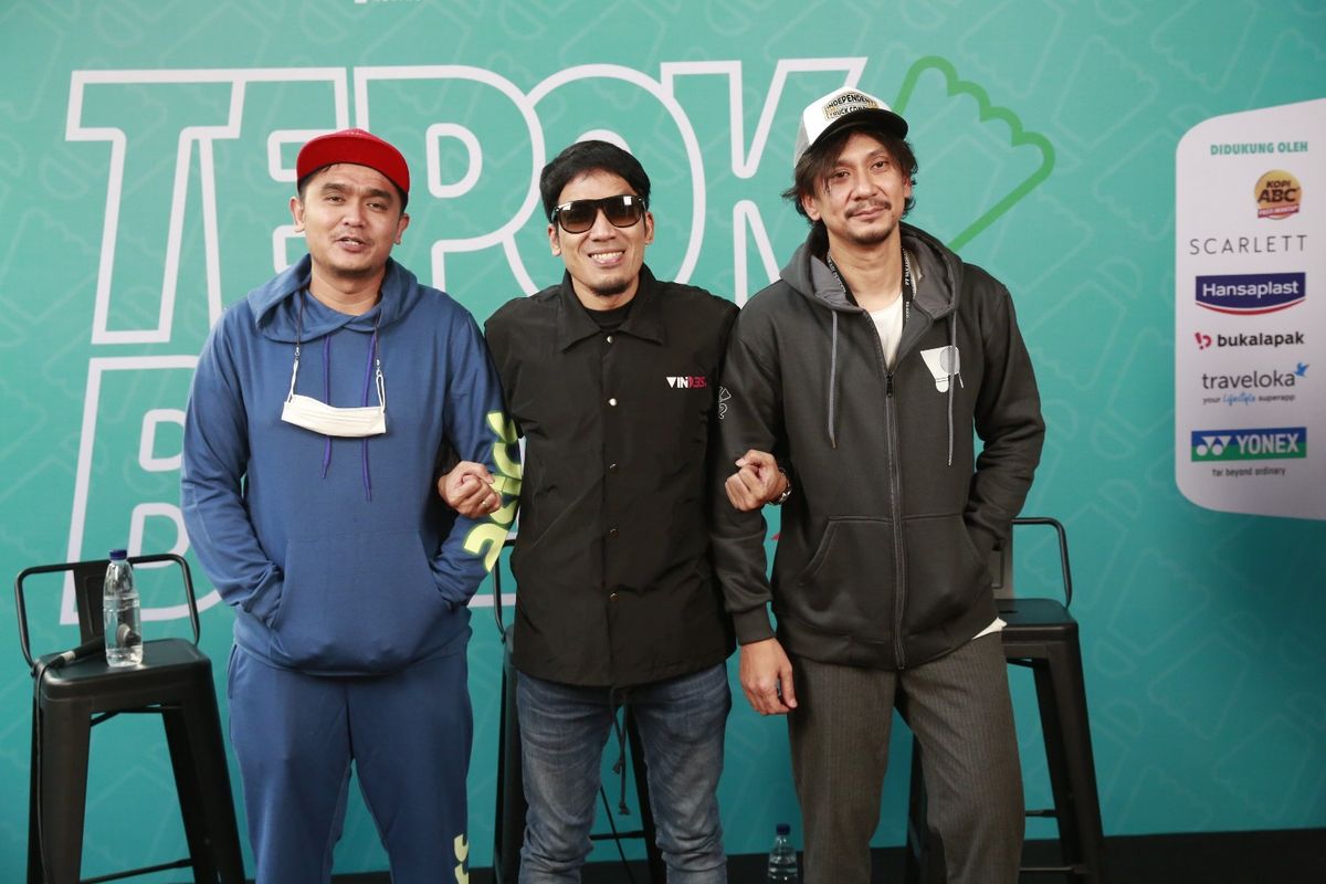 Desta Mahendra diapit oleh Valentino Jebret dan Vincent Rompies yang akan bertanding bulu tangkis pada tanggal 3 Juli 2022.