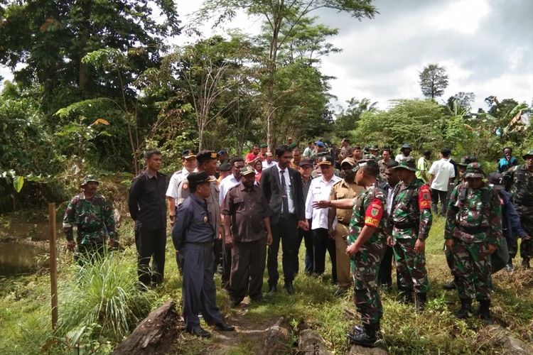 ISTIMEWA - Dandim Mimika Letkol Pio L. Nainggolan ketika menjelaskan kepada Wakil Bupati Mimika Yohanes Bassang dan sejumlah pihak tentang kegiatan TMMD saat meninjau salah satu jalan, Rabu (10/7/2019)