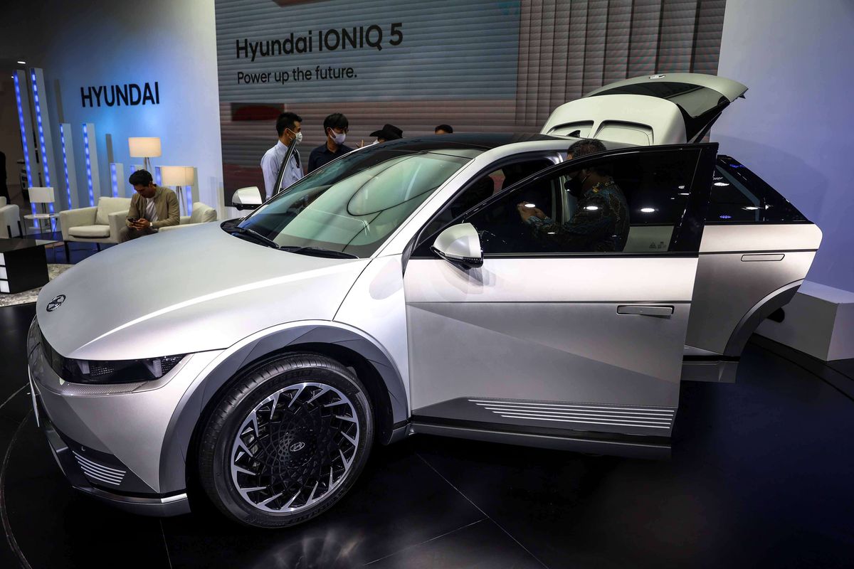 Mobil Hyundai Ioniq 5 usai peluncuran di IIMS Hybrid 2022 di JiExpo Kemayoran, Jakarta Utara, Kamis (31/3/2022). PT Hyundai Motors Indonesia (HMID) secara resmi memasarkan mobil listrik Ioniq 5 yang menjadi mobil listrik pertama yang diproduksi di Indonesia.