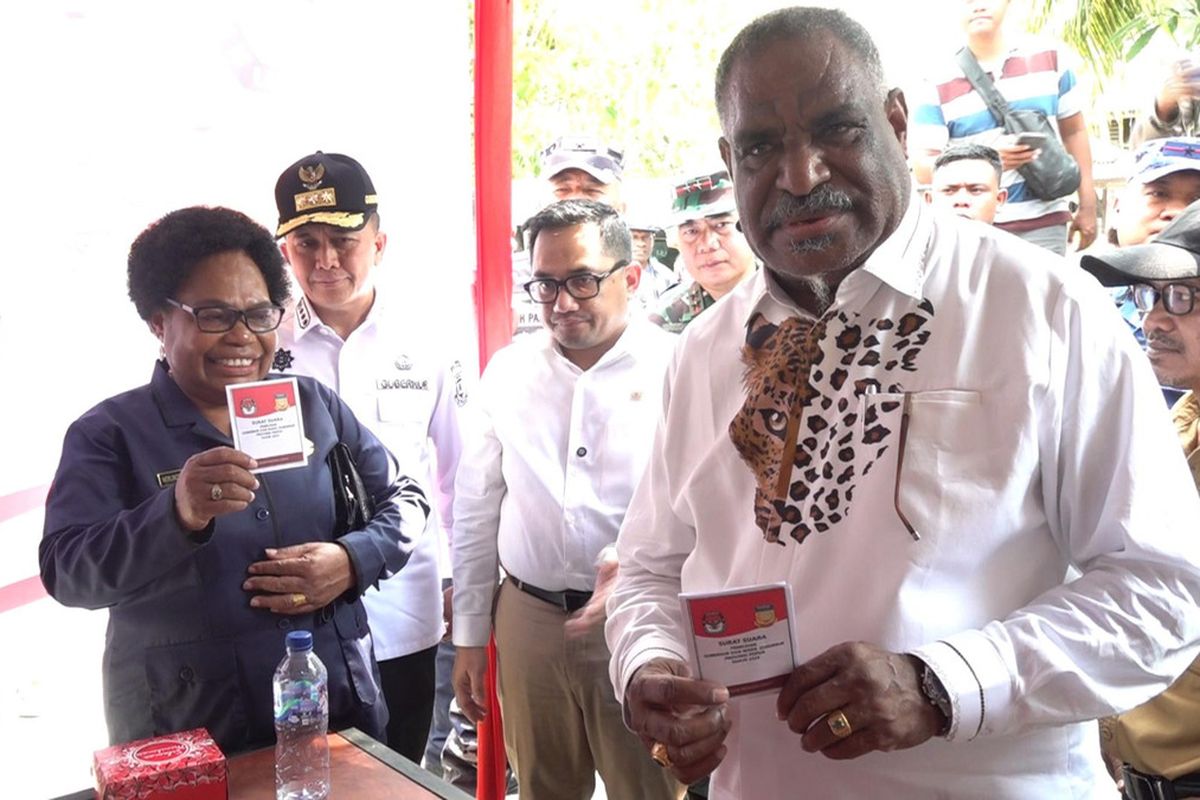 Wali Kota Jayapura, Abisai Rollo, melakukan pencoblosan di Kompleks Asrama Haji, Kelurahan Vim Abepura pada pemungutan suara ulang (PSU) Pilkada Papua pada Rabu (6/8/2025).